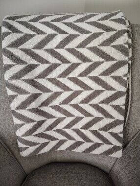 Chevron Knit Throw Blanket in Gray and White